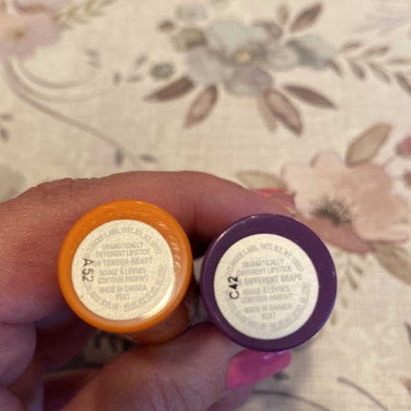 Two New Clinique Full-sized Lipsticks - Picture 4 of 4
